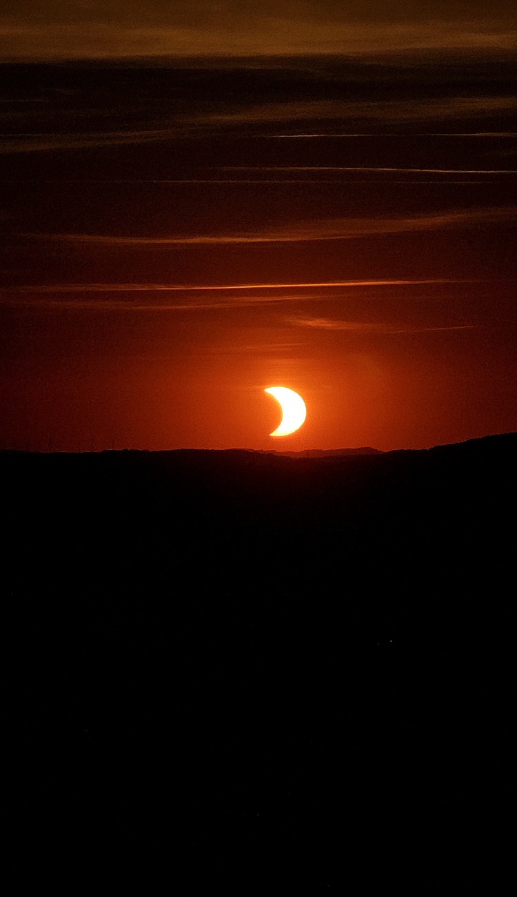Sonnenfinsternis am 12. August 2026 um 20:33 Uhr.
Der Mond wandert bereits wieder aus der Sonne nach links heraus. Es wird wieder heller...
Von Godas aus fotografiert...