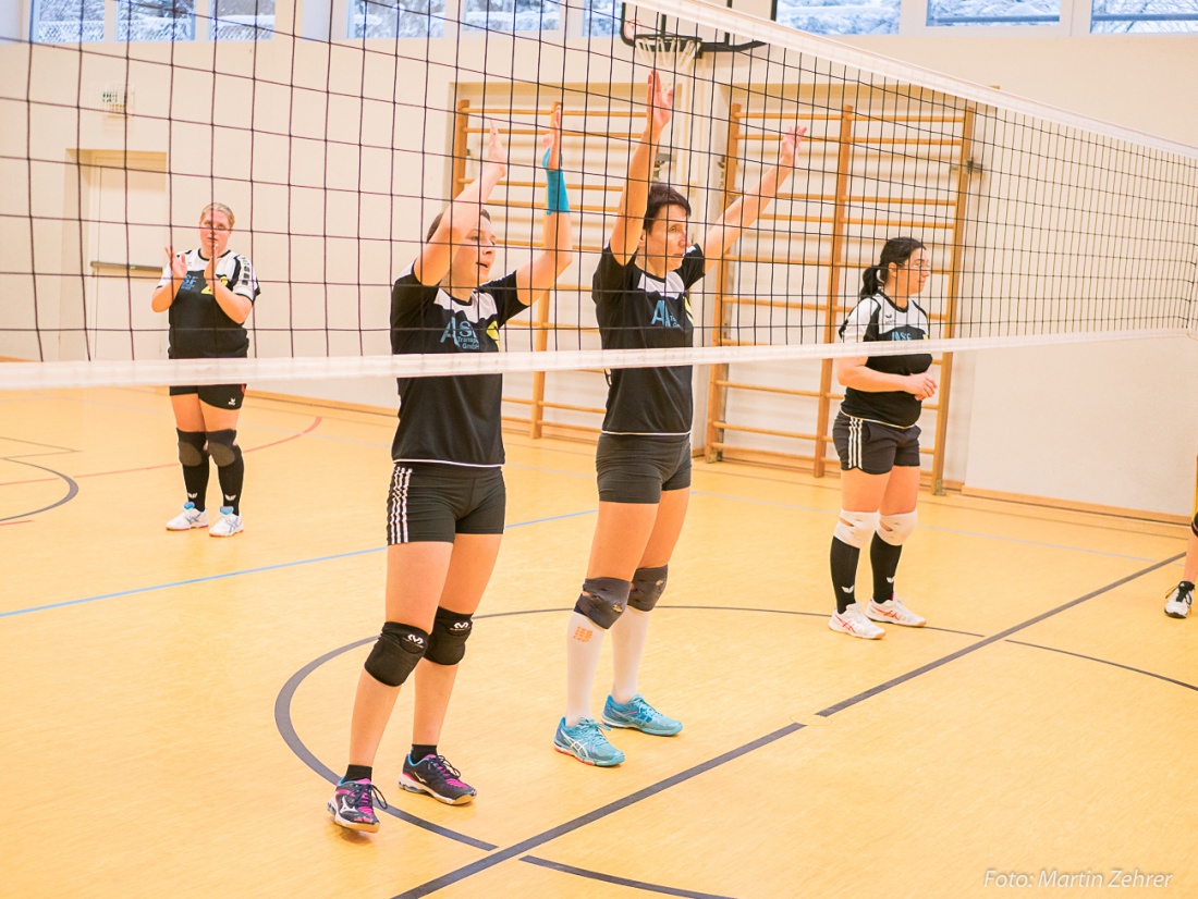 Foto: Martin Zehrer - Warten auf den gegnerischen Aufschlag... <br />
Die Spielerinnen des TUS Neusorg Volleyball beim Heimspieltag am 16. Dezember 2017 in Neusorg. 