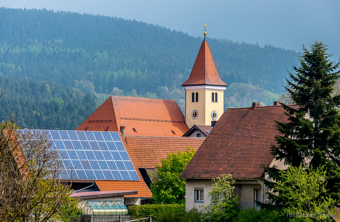 Foto: Martin Zehrer - Die Kirche von Kirchenpingarten... Fotografiert von der Drehleiter der Feuerwehr während des Bulldogtreffens von Kirchenpingarten... 