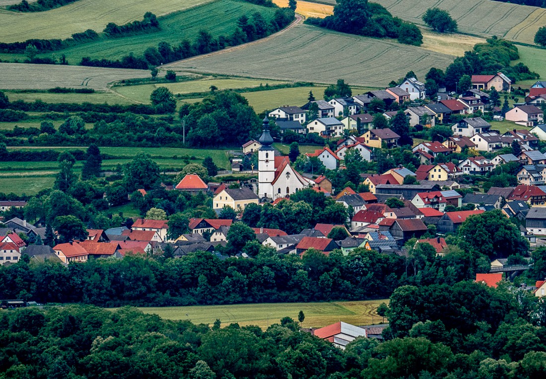 Foto: Martin Zehrer - Kastl bei Kemnath. 1796 haben die Kastlicher mit  Landwirtschaftlichen-Utensilien die Franzosen zurückgeschlagen. Zu erkennen ist die  Dorfkirche St. Margaretha. Dieses F 