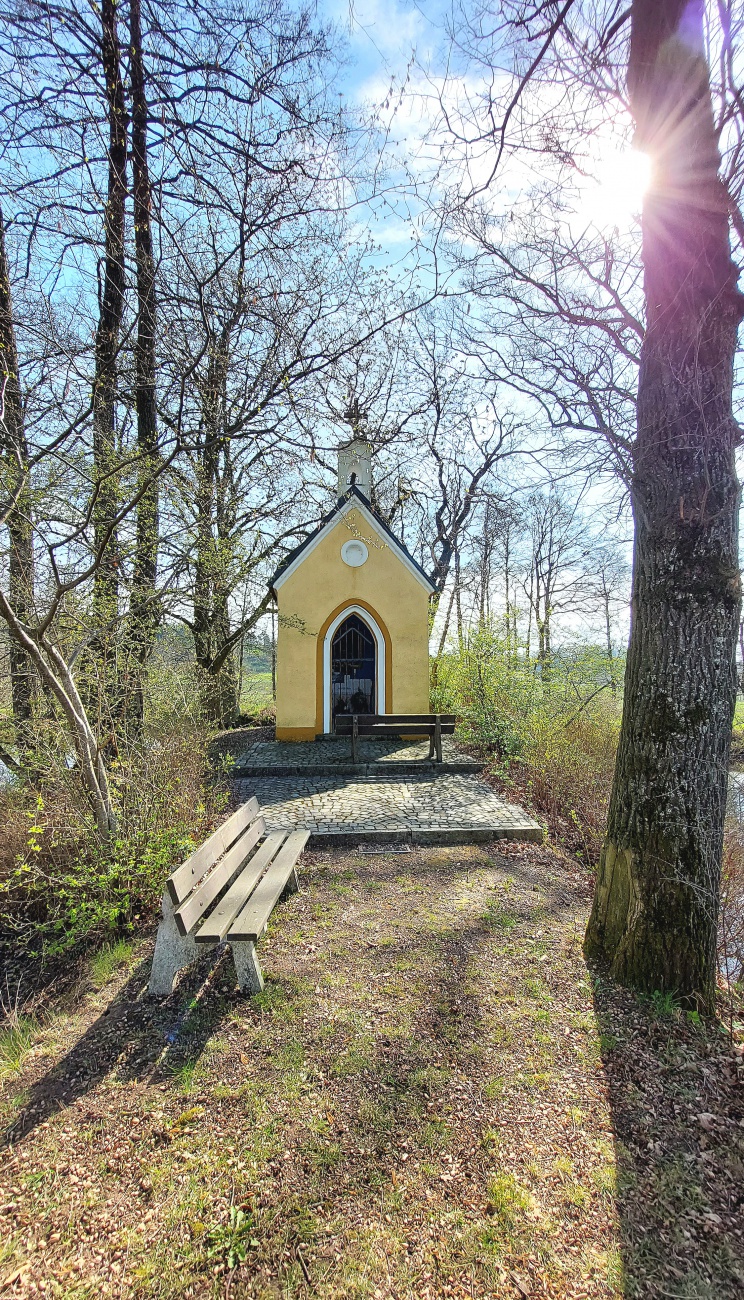 Foto: Martin Zehrer - Marienkapelle im Frühlingslicht<br />
<br />
Im Waldesgrund, so still und klar, da steht ein Häuschen, schlicht und fein.<br />
Der Frühling ist bereits schon da, hüllt es in sanftes Go 