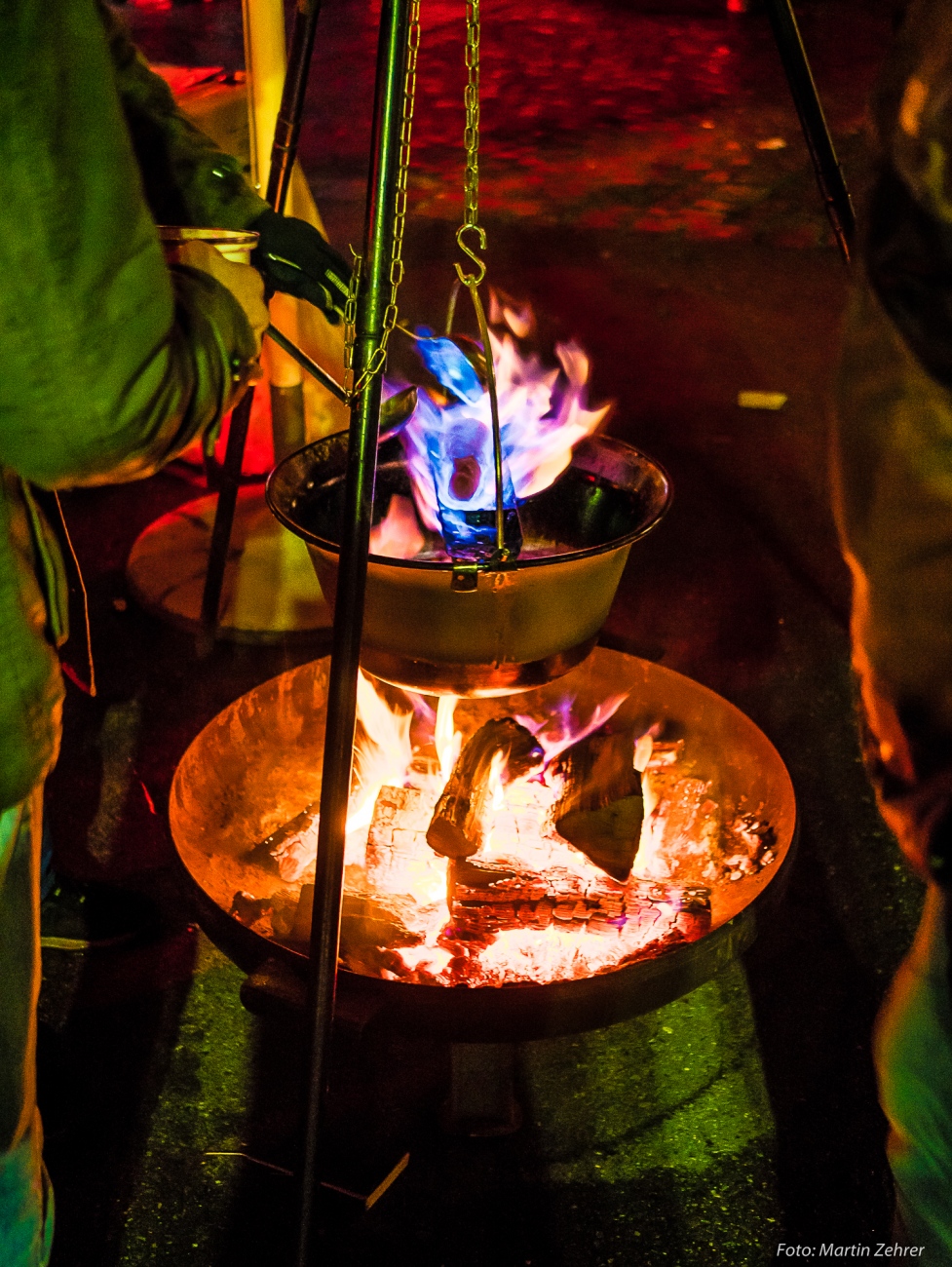 Foto: Martin Zehrer - Glühwein und andere leckere Sachen, über dem Feuer erwärmt, gabs hier auf dem Candle-Light-Shopping in Kemnath am 8. Dezember 2018 