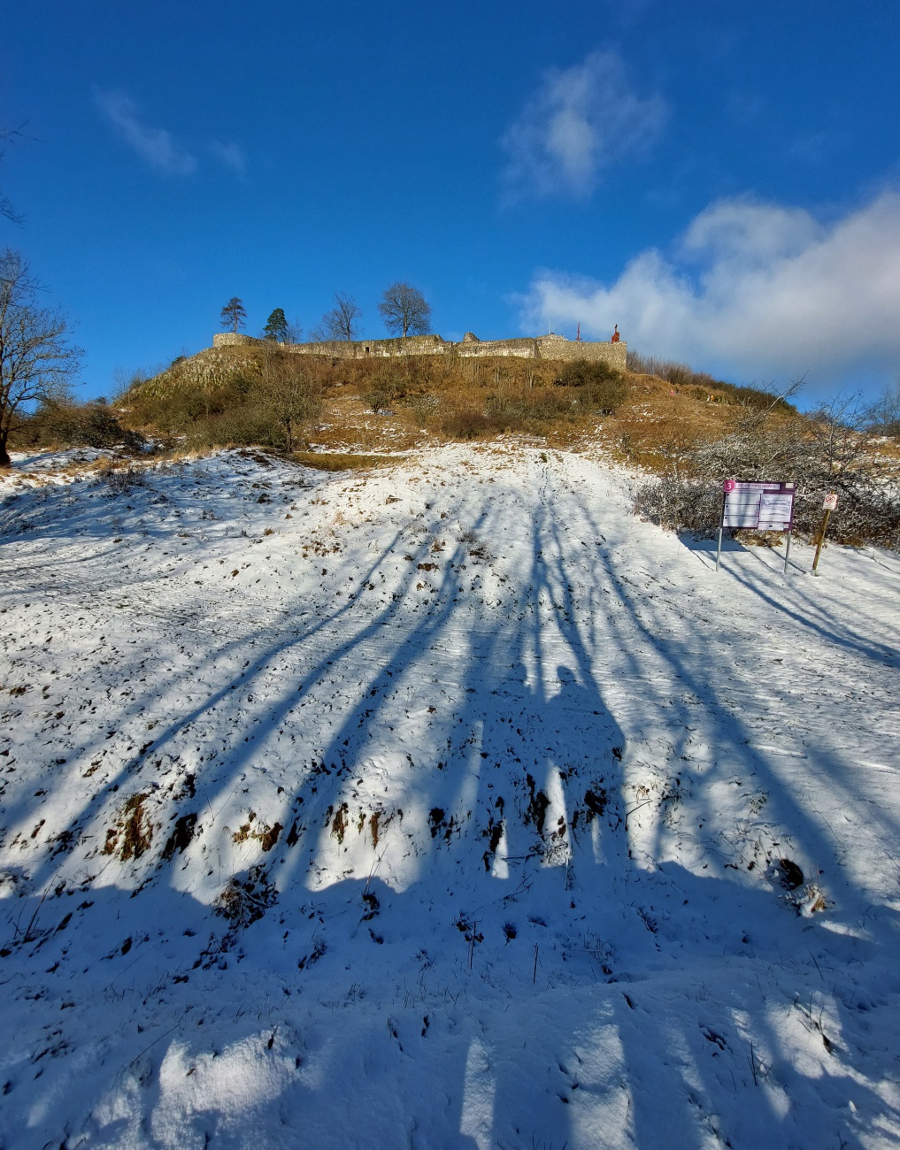 Foto: Martin Zehrer - Herrliche Winter-Wanderung zum waldecker Schlossberg.<br />
Sonne, blauer Himmel und ein Rucksack mit guter Brotzeit.<br />
Was für ein wunderschöner Tag zu zweit! :-) 