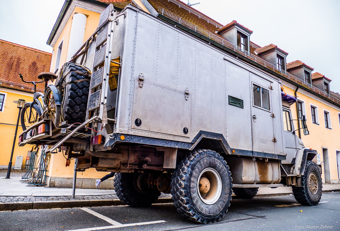 Foto: Martin Zehrer - Gerade aus Marokko zurück. Ein Magirus-Wohnmobil mit luftgekühltem V6-Dieselmotor. Die Leistung beträgt gut über 170PS, das Getriebe unsynchronisiert. Mike, der Besitzer  