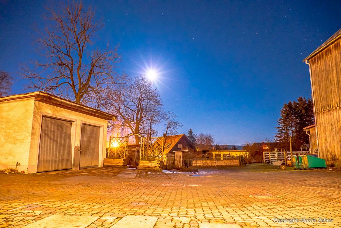 Foto: Martin Zehrer - Köstlers Bauernhof bei Nacht - Fast Vollmond und viele Sterne... 