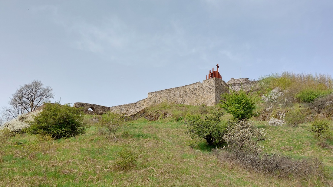 Foto: Martin Zehrer - Frühlingswanderung zur wunderschönen Burgruine auf dem Schlossberg bei Waldeck. 