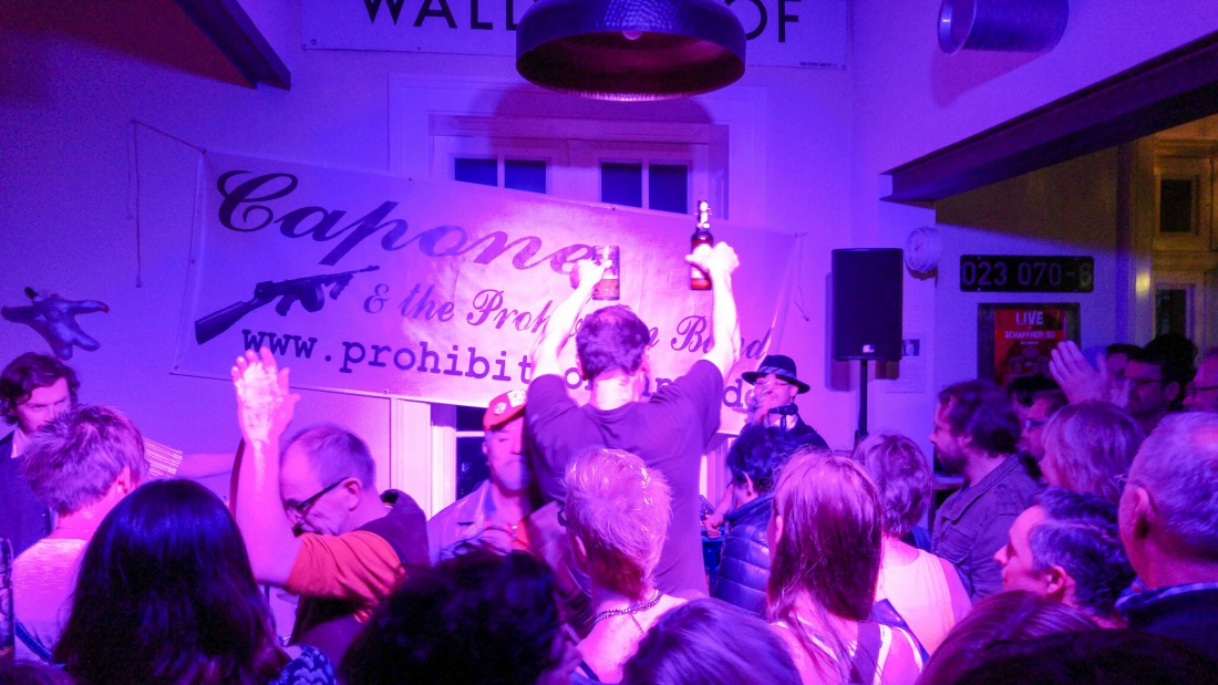 Foto: Martin Zehrer - Die Stimmung war ausgelassen, der Wirt ging mit gutem Beispiel voran... Volle Hütte im Schaffnerlos in Waldershof :-) 