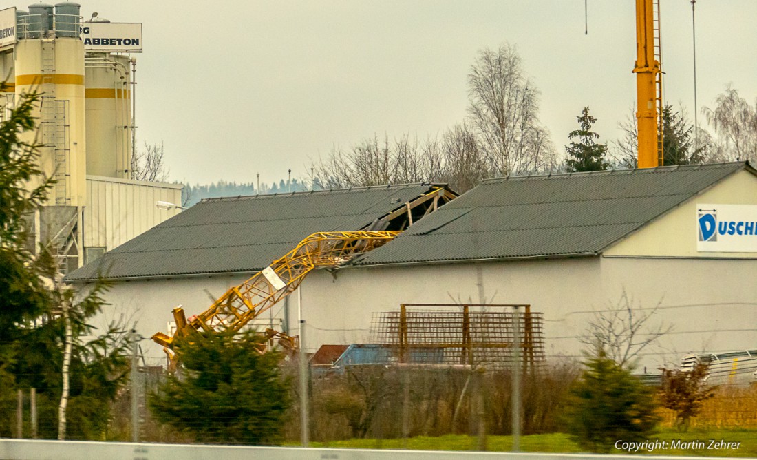Foto: Martin Zehrer - Ein Kran ist umgestürzt und auf ein Dach gefallen. 