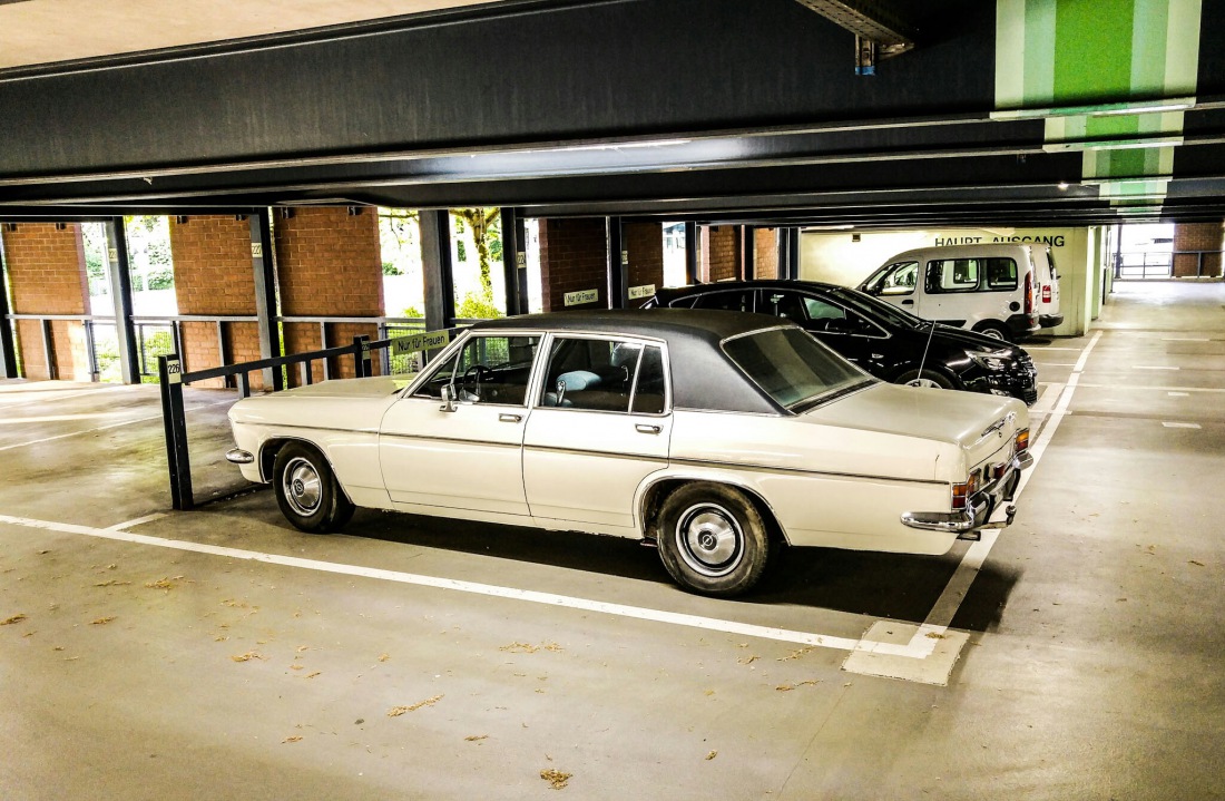 Foto: Martin Zehrer - Wraum ist das nicht meiner - ein Opel-Admiral im Parkhaus... :-) 