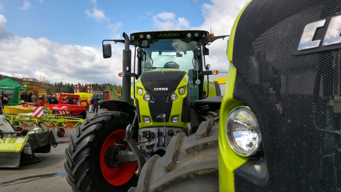 Foto: Martin Zehrer - Claas... Traktoren unter sich... 20 Jahre HOWA in Neusorg... Ein zünftiges Jubiläum für die Jungen und die Alten. Zahlreiche Land- & Forstmaschinen wurden ausgestellt, in 