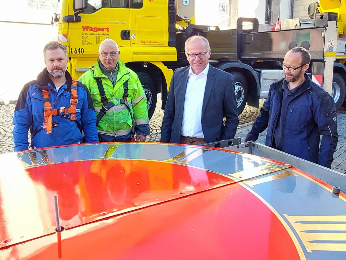 Foto: Martin Zehrer - Teamwork - 1. Bürgermeister der Stadt Kemnath, Roman Schäffler und das Montageteam begutachten die neu restaurierten Zifferblätter der kemnather Turmuhr kurz vor der Mont 