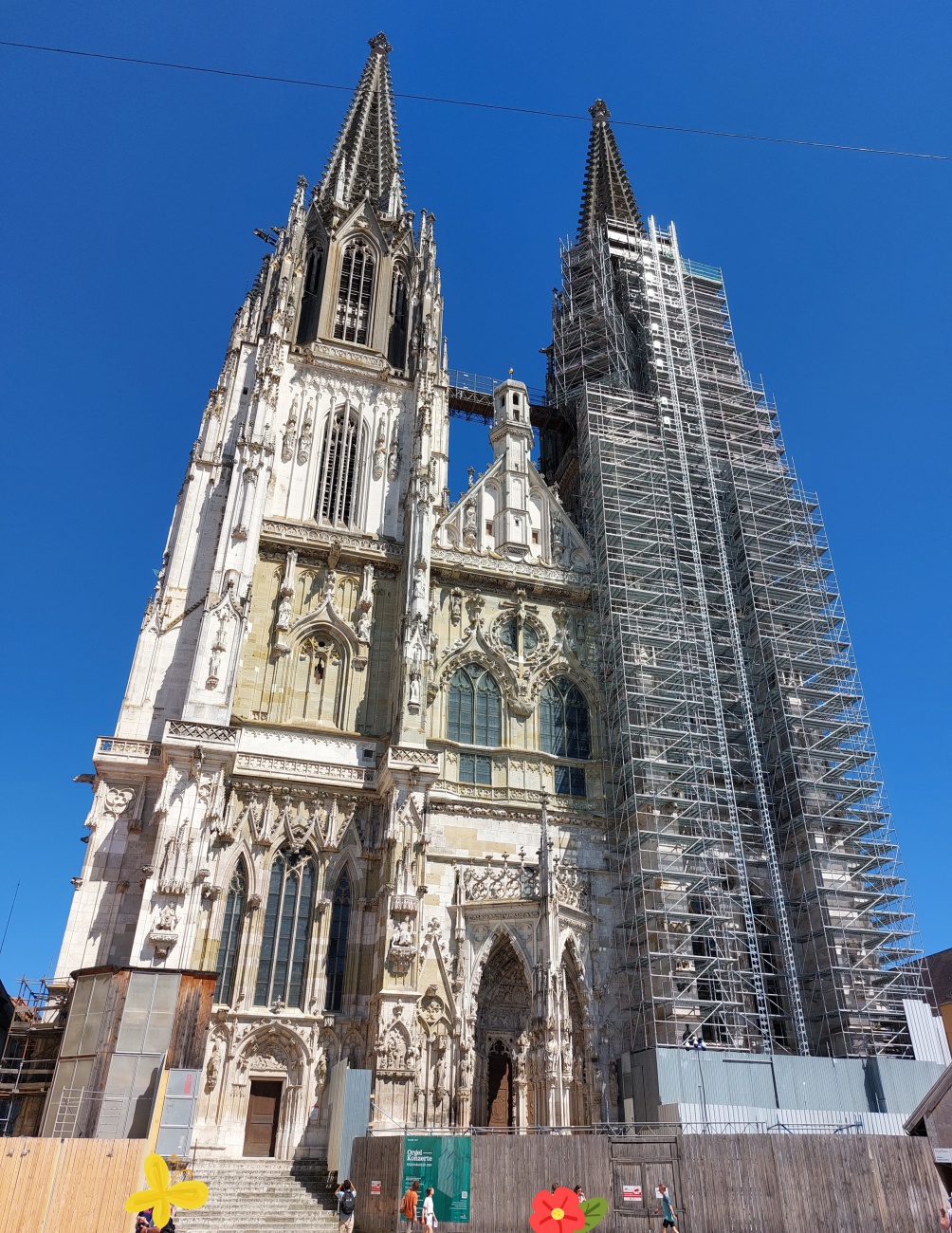 Foto: Martin Zehrer - Der Regensburger Dom ist zur Hälfte eingerüstet... 