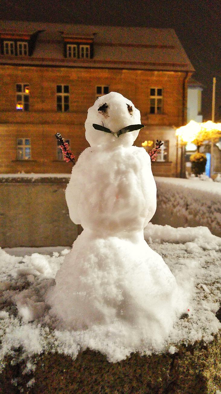 Foto: Jenny Müller - Ein kleiner Schneemann... Gesehen am kemnather Stadtplatz. Wir tauften ihn spontan auf den Namen GIOVANNI... ;-) 