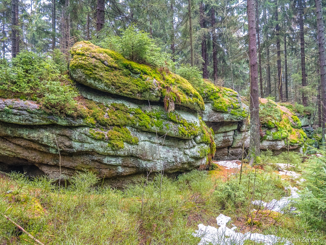 Foto: Martin Zehrer - Da hats wohl zum gänzlichen Verwittern nicht mehr gereicht... Ein großer Haufen Felsen liegen da im Wald am Fichtelsee... 