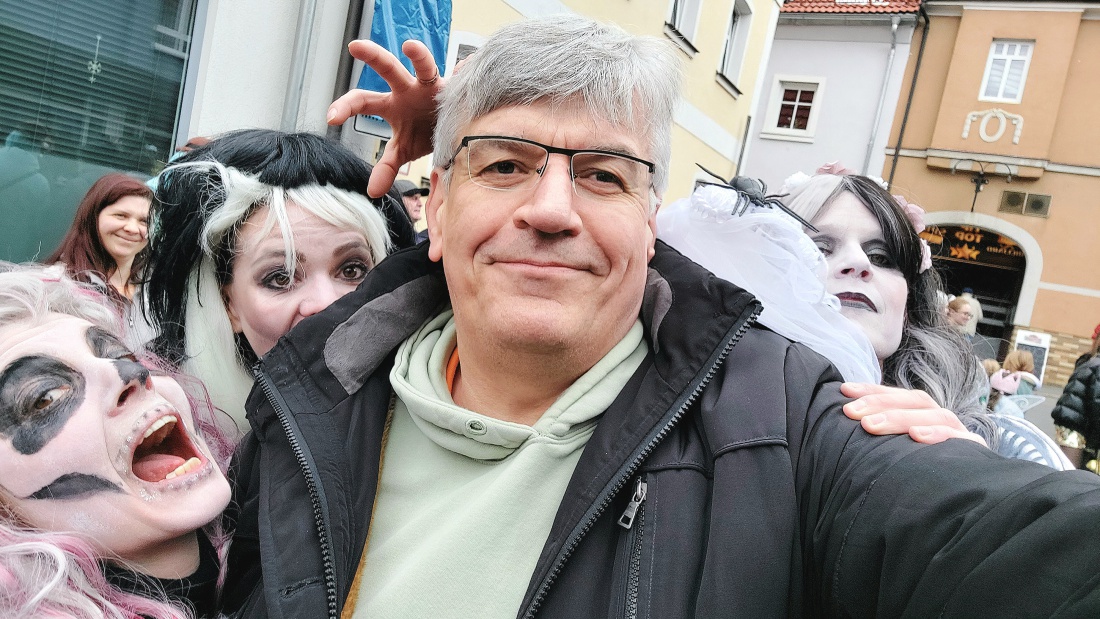 Selfie-Foto mit netten Vampiren beim Faschingszug Pressath 2026