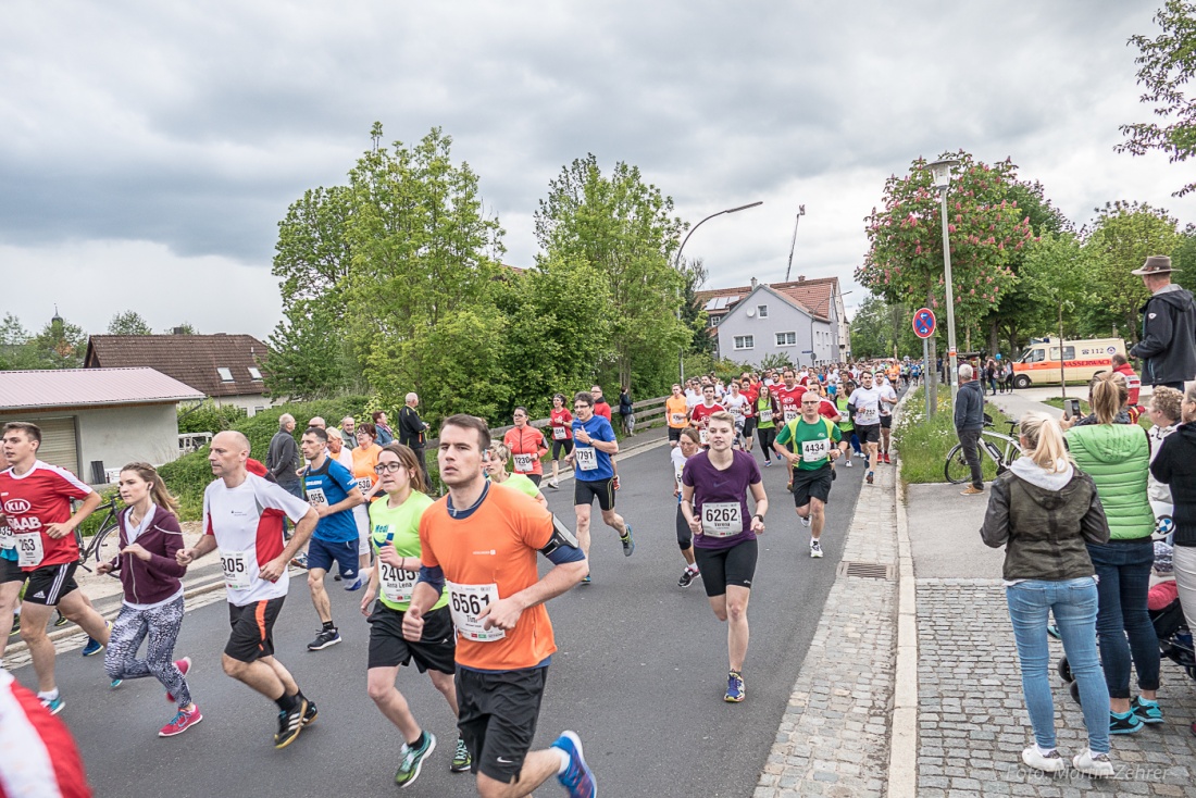 Foto: Martin Zehrer - Nofi-Lauf 2017: Start am Stadtplatz und Ziel beim Siemens... 5,9 Kilometer durch Kemnath und rund herum. Mehr als 8000 Teilnehmer fanden sich in Kemnath zusammen um die S 