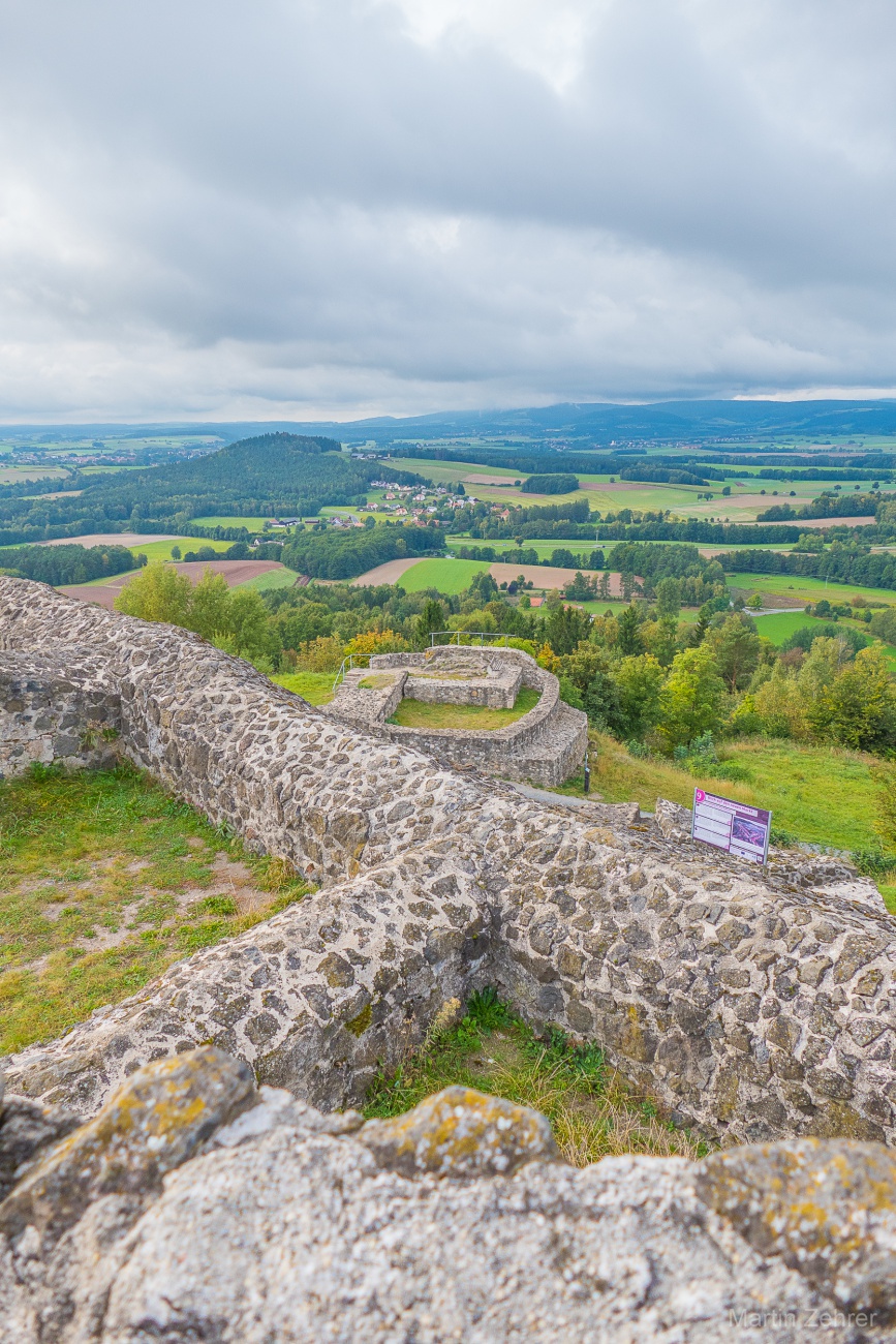 Foto: Martin Zehrer - Der Blick über die Burg-Mauern vom Waldecker Schlossberg aus  zum Anzenstein bei Schönreuth  rüber... 