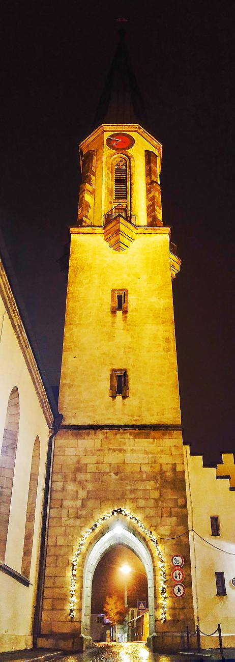 Foto: Jenny Müller - Kemnather Kirche im Advent. Sie erstrahlt im warmen Lichterglanz. Aufgenommen am 21.12.2020. 