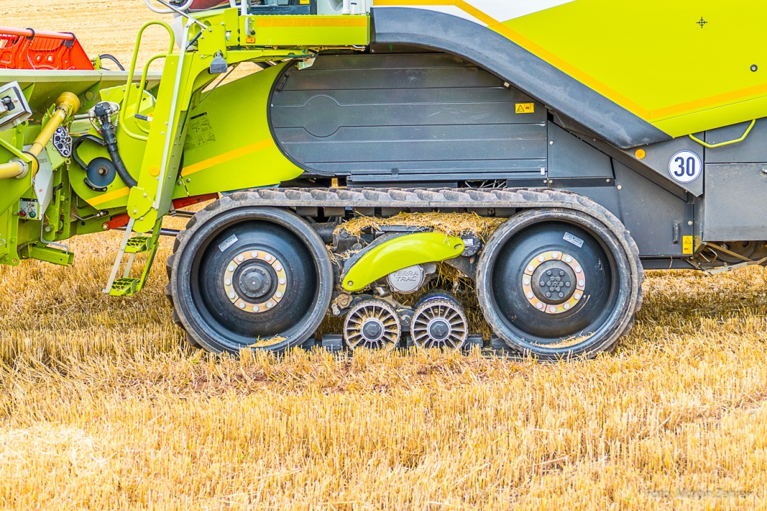 Foto: Martin Zehrer - Der Raupen-Antrieb eines Claas-Mähdreschers des Lohnunternehmers Kaufmann aus Neuenreuth.<br />
Bessere Traktion weniger Bodenverdichtung... 