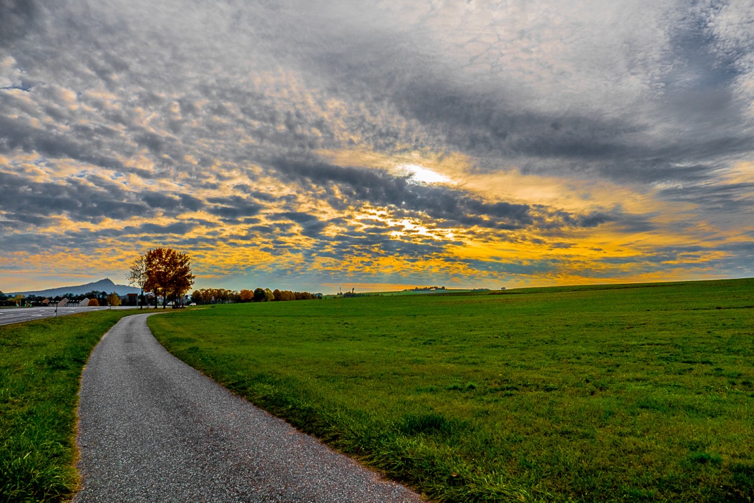 Foto: Martin Zehrer - Herbstlandschaft bei Kemnath... im Hintergrund ist der Rauhe-Kulm zu erkennen 