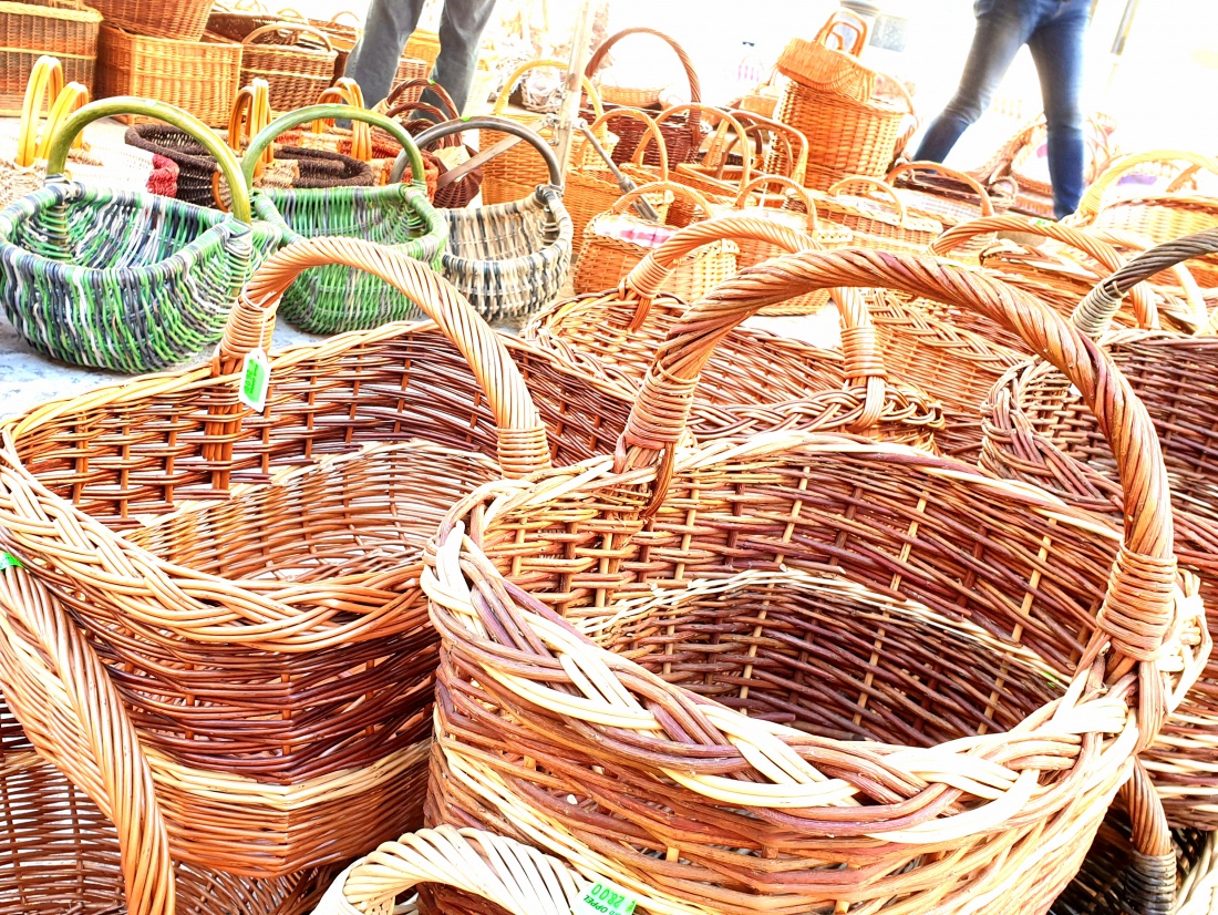 Foto: Martin Zehrer - Das Ergebnis von viel Hand-Arbeit.<br />
Der Markt-Stand vom Korbflechter Oppl am Herbstmarkt in Marktredwitz. 