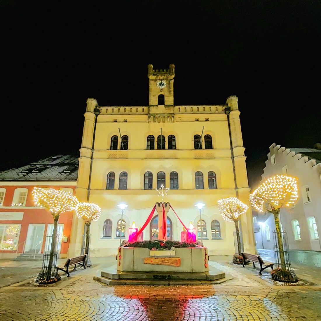 Foto: Martin Zehrer - Das alte Amtsgericht in Kemnath. Davor befindet sich der zum Adventskranz umgestaltete Brunnen.<br />
 