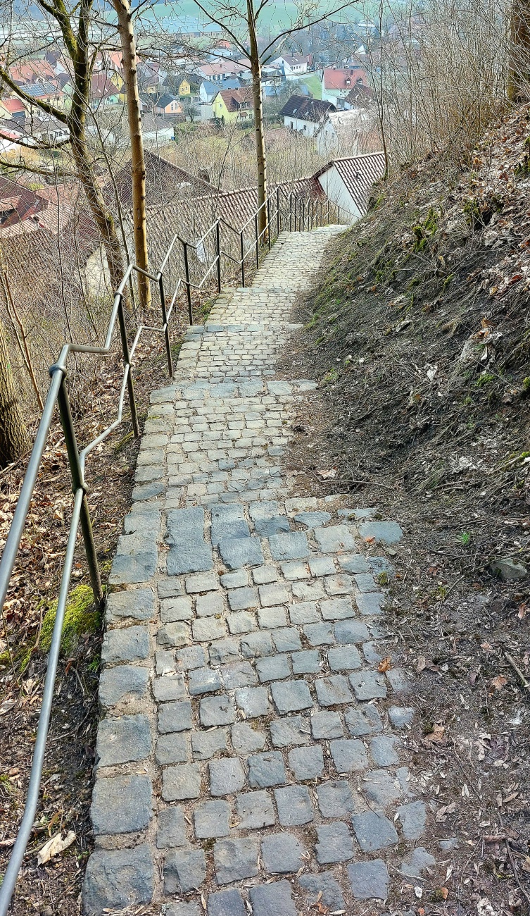 Teilweise führen moderate Stufen hoch zum Vulkankegel bei Parkstein. 