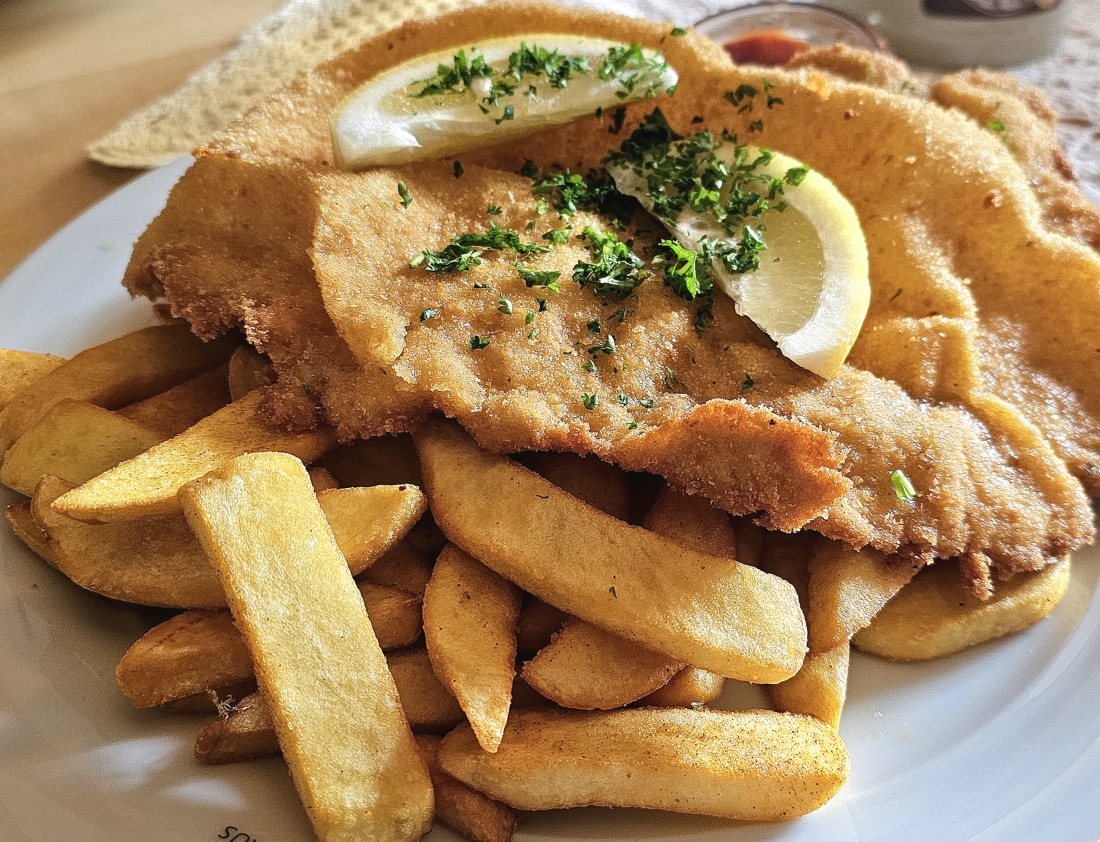 Das Marktredwitzer Haus bei Waldershof ist für mich ein gemütliches Ausflugsziel im Fichtelgebirge. Ich genieße hier das rustikale Ambiente und die regionalen Spezialitäten – besonders das Riesenschnitzel mit knusprigen Pommes hat es mir angetan. Nach einer Wanderung schätze ich die herzliche Atmosphäre und die idyllische Lage sehr.

Öffnungszeiten: Donnerstag und Freitag ab 17:00 Uhr, Samstag je nach Saison ab 11:30 bzw. 17:00 Uhr, sonn- und feiertags ab 11:30 Uhr, Montag bis Mittwoch geschlossen.

Stand 20. April 2026
