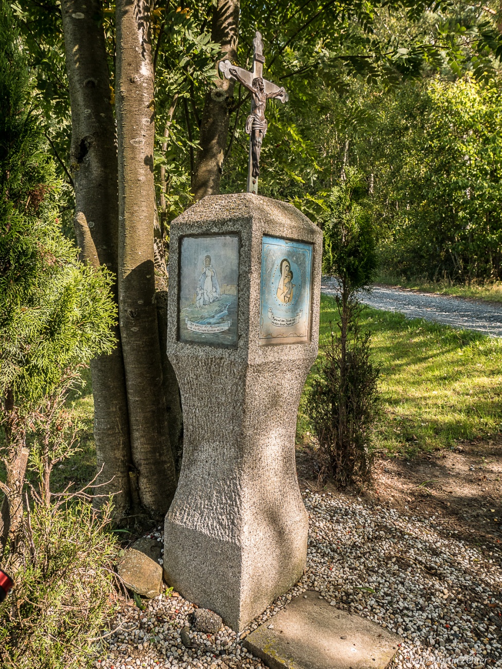 Foto: Martin Zehrer - Wegkreuz zwischen Neusteinreuth und Godas im Wald... 