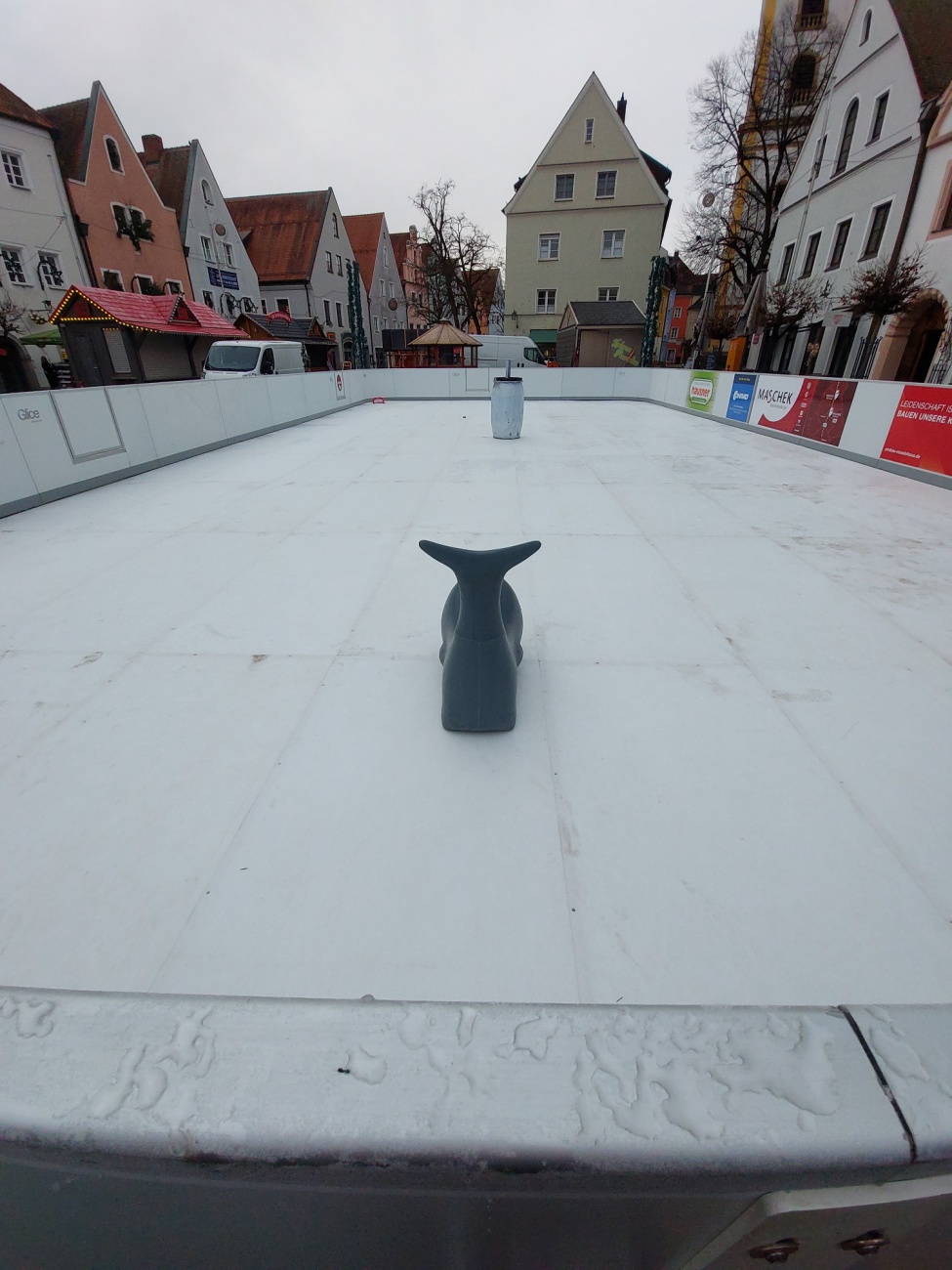 Foto: Martin Zehrer - In Weiden ist aktuell bald eine öffentliche Eisbahn eröffnet, die Besuchern die Möglichkeit zum Schlittschuhlaufen bietet. Die Anlage ist zentral gelegen und von festlich 