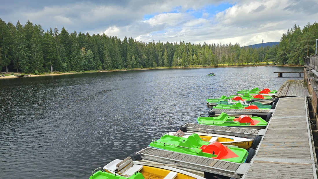 Am Fichtelsee bei Fichtelberg...
Wunderschönes Wandergebiet mit der Möglichkeit zur Einkehr und zum Boot-Fahren...
