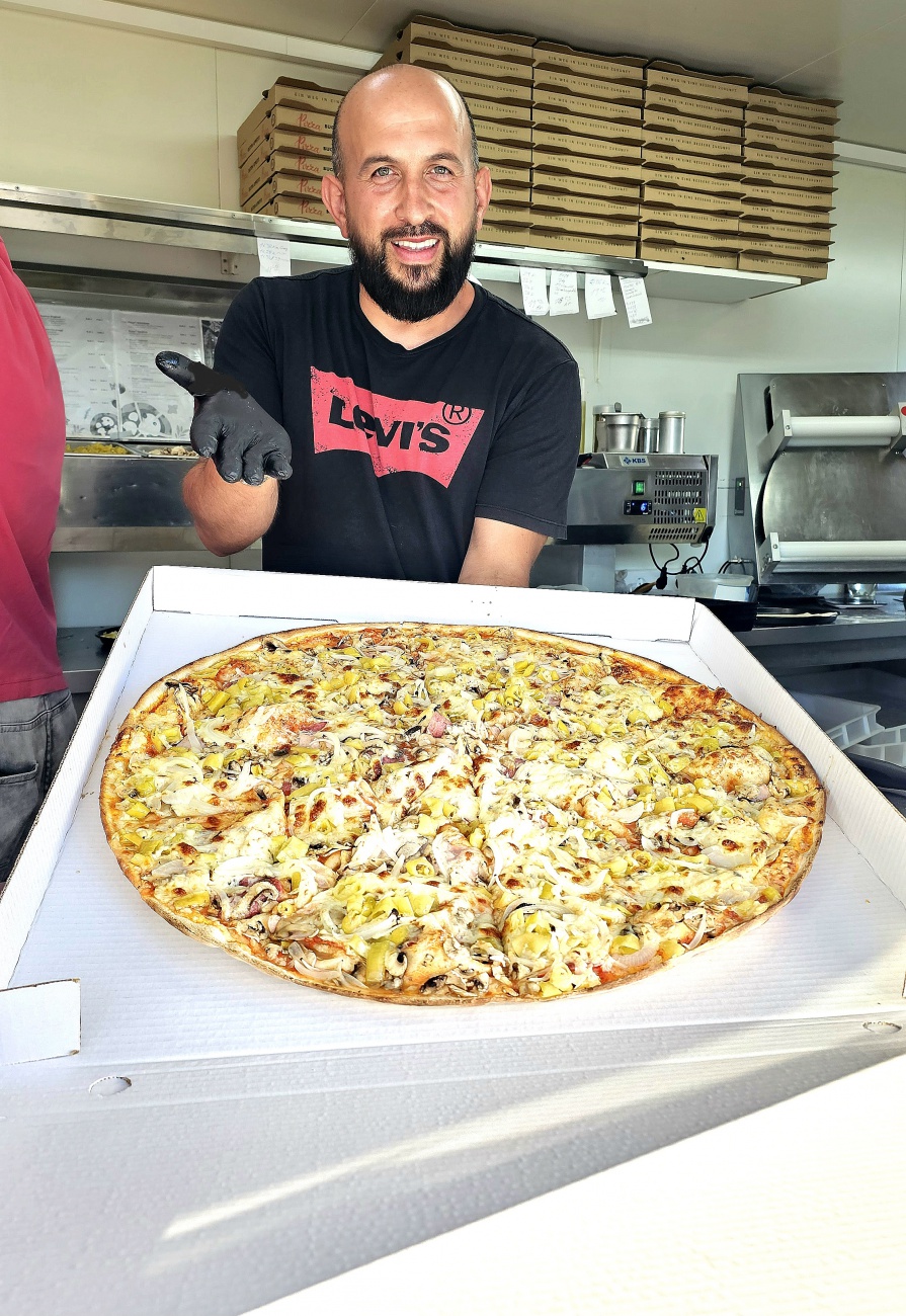 60cm Riesenpizza aus Eschenbach, für die Familienfeier!

Pizza Pasta House in Eschenbach...