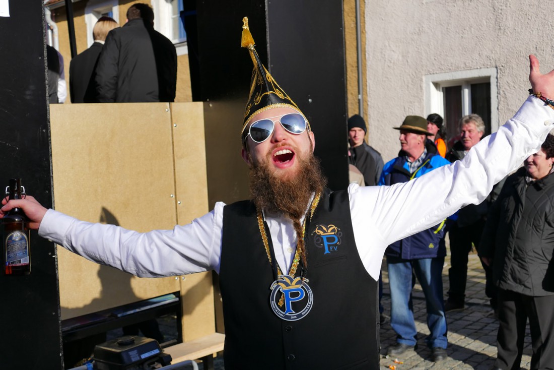 Foto: Martin Zehrer - Hellauuu!!! :-)<br />
<br />
44. Faschingszug durch Waldeck am 7. Februar 2016!<br />
<br />
Tanzen, lachen und Gaudi machen ;-)<br />
<br />
Viele Gaudiwagen und unzählige Besucher trafen in Waldeck  