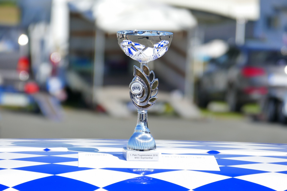 Foto: Martin Zehrer - Pokal auf dem Prinzen-Dach ;-)<br />
<br />
Flugplatz-Slalom des MSC-Sophiental. Bestes Wetter, top Teilnehmer, fairer Motorsport Nähe Bindlach! 