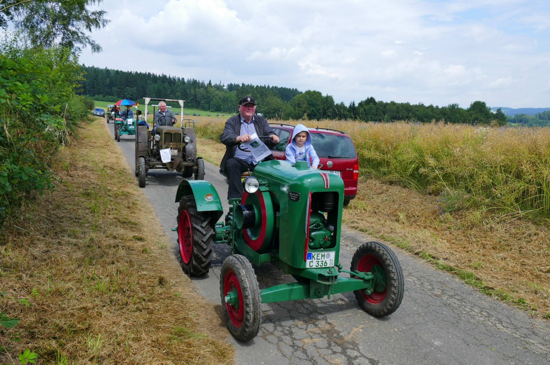 Foto: Martin Zehrer - Traktortreffen 2016 in Oberwappenöst<br />
Trotz Regen am Vormittag kamen an diesem Sonntag ca. 120 Oldtimer-Bulldogs und unzählige Besucher. Zum Mittag hin klarte das Wetter  