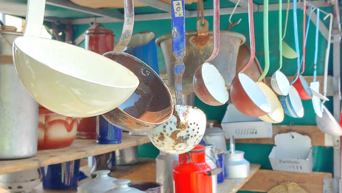 Foto: Martin Zehrer - Alte Schöpf-Löffel in der Reihe... gesehen auf dem eschenbacher Bauernmarkt. 