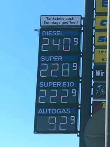 Foto: C. Hofmann - Eine Tankstelle in Marktredwitz am 10. März 2022.<br />
<br />
Der Liter Diesel kostet 2,40 Euro und ist somit auch weit teurer als Benzin...<br />
<br />
Foto: von und mit freundlicher Gene 