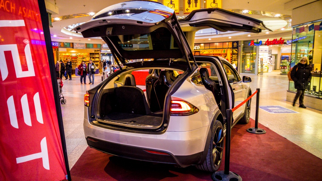 Foto: Martin Zehrer - Tesla Model X<br />
<br />
Im Rotmaincenter in Bayreuth 