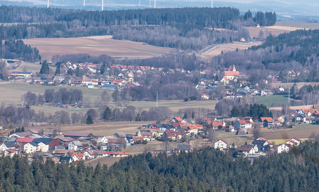 Foto: Martin Zehrer - Wandern um den Armesberg - Und immer wieder diese umwerfende Aussicht...<br />
Hier zu sehen: Vorderhalb Lochau und gleich dahinter Pullenreuth.... Auch die Straße nach Walder 