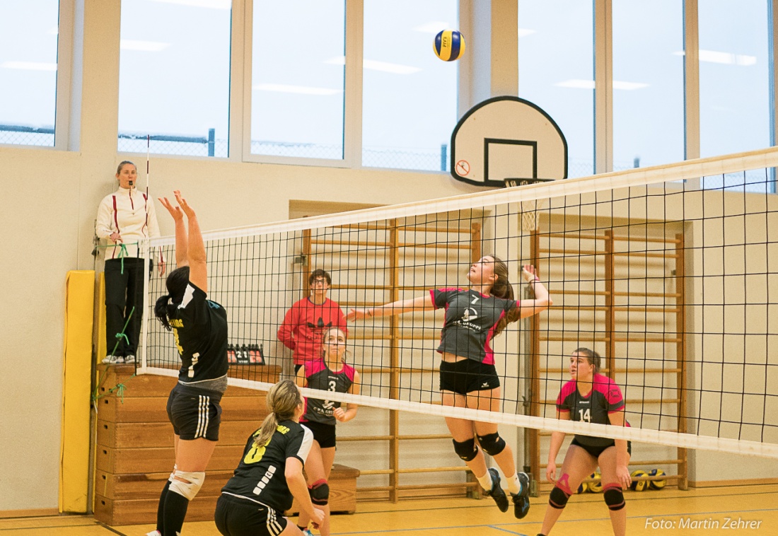 Foto: Martin Zehrer - Kommt angeflogen zum Schmettern... die Spielerin der N.H. Young Volleys II während des Heimspiels des TUS Neusorg Volleyball... 