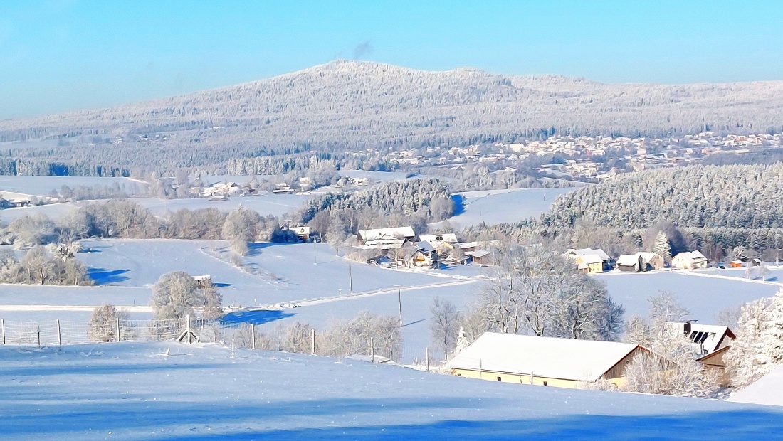 Winter-Traum...
Der Blick vom Armesberg aus,  über Erdenweis, rüber zum Berg Kösseine.
Auch das verschneite Neusorg ist noch gut zu erkennen. 