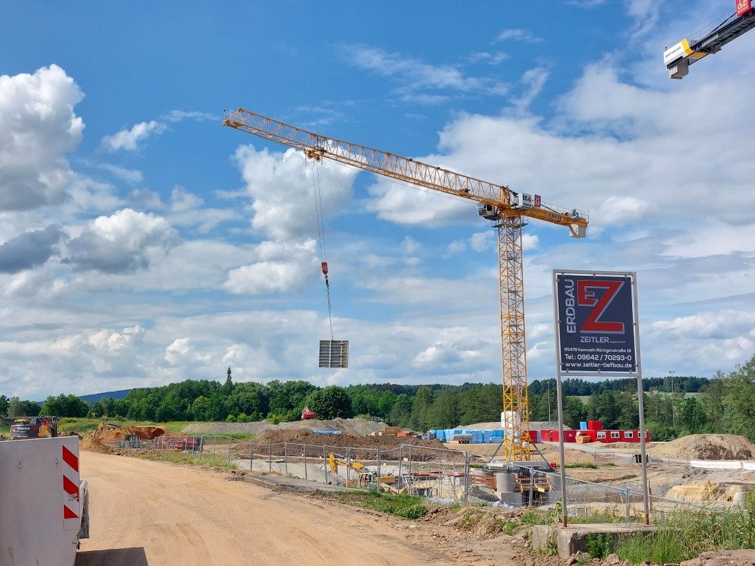 Foto: Martin Zehrer - Auf der Realschul-Baustelle in Kemnath gehts richtig voran.<br />
Riesige Kräne, Bagger, viele fleißige Menschen verrichten hier ihre Arbeit.<br />
 