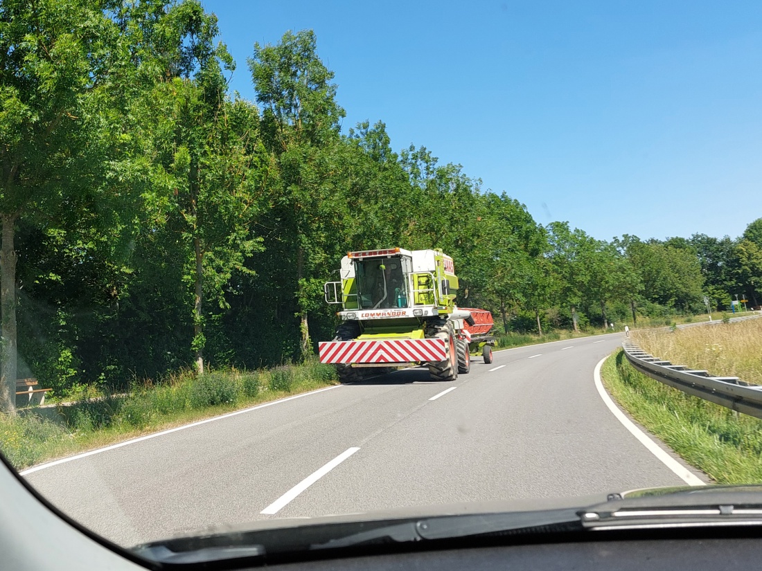 Foto: Martin Zehrer - 26. Juni 2022 bei Bad Abbach! Hier sind bereits die Mähdrescher beim dreschen auf den Feldern zu sehen... 