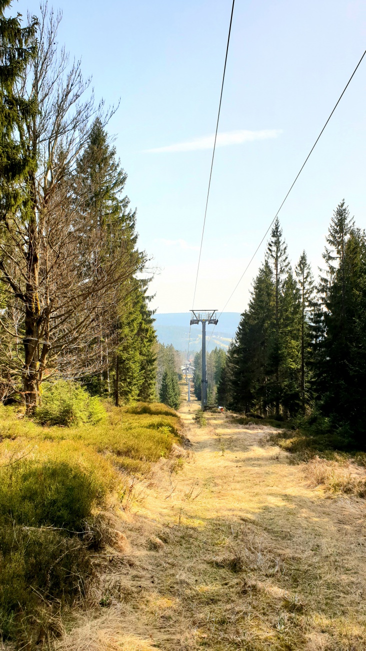 Foto: Martin Zehrer - Wandern auf dem Ochsenkopf... Momentan sind keine Gondeln an den Trageseilen des Lifts zu sehen.<br />
<br />
1. April 2021<br />
 