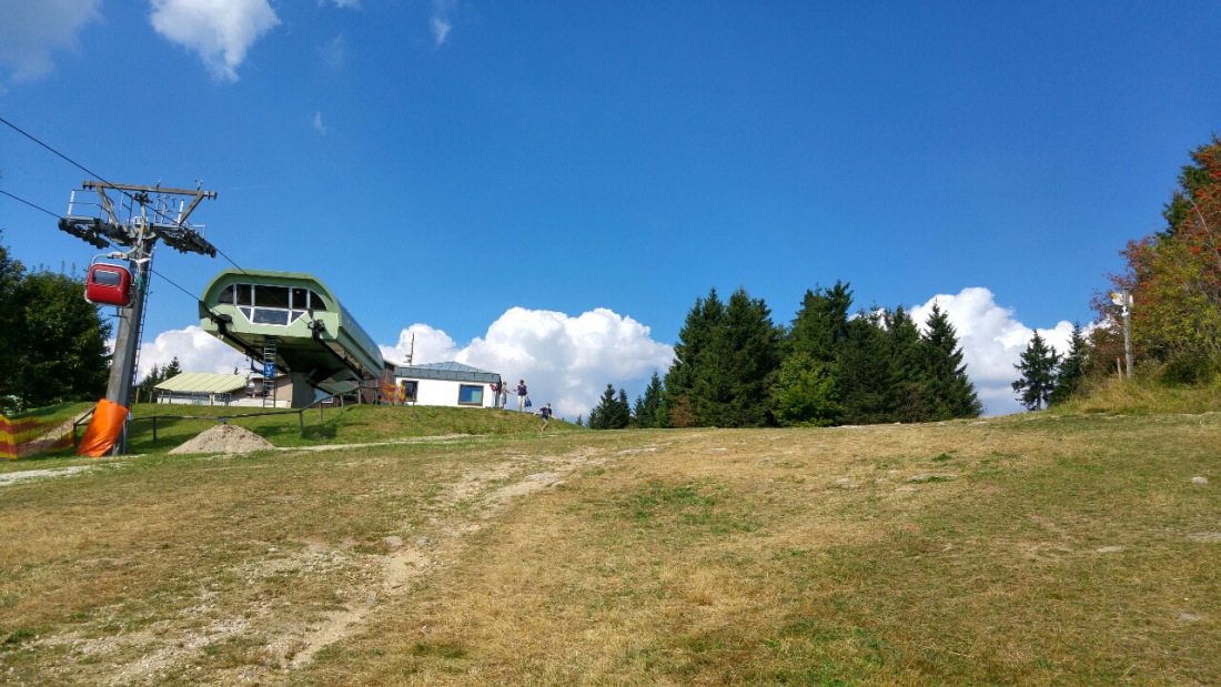 Foto: Martin Zehrer - Die Bergstation auf dem Ochsenkopf. Nach mehreren Minuten Auffahrt kann man hier aussteigen und den Ochsenkopf-Gipfel erkunden. Zum Runterwandern gibts mehrere Möglichkei 