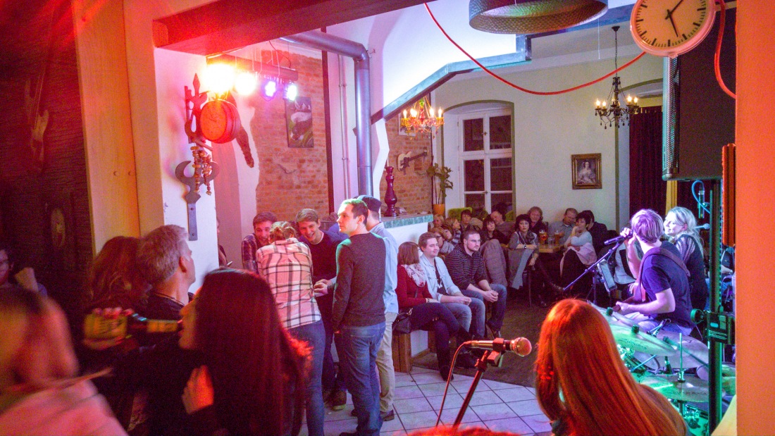 Foto: Martin Zehrer - Volle Hütte! Bestens besucht war das Musik-Event im ehemaligen Bahnhof von Waldershof.<br />
Die Band Akustik-WG verwandelte das Schaffnerlos in einen Ort von perfekter Stimmu 