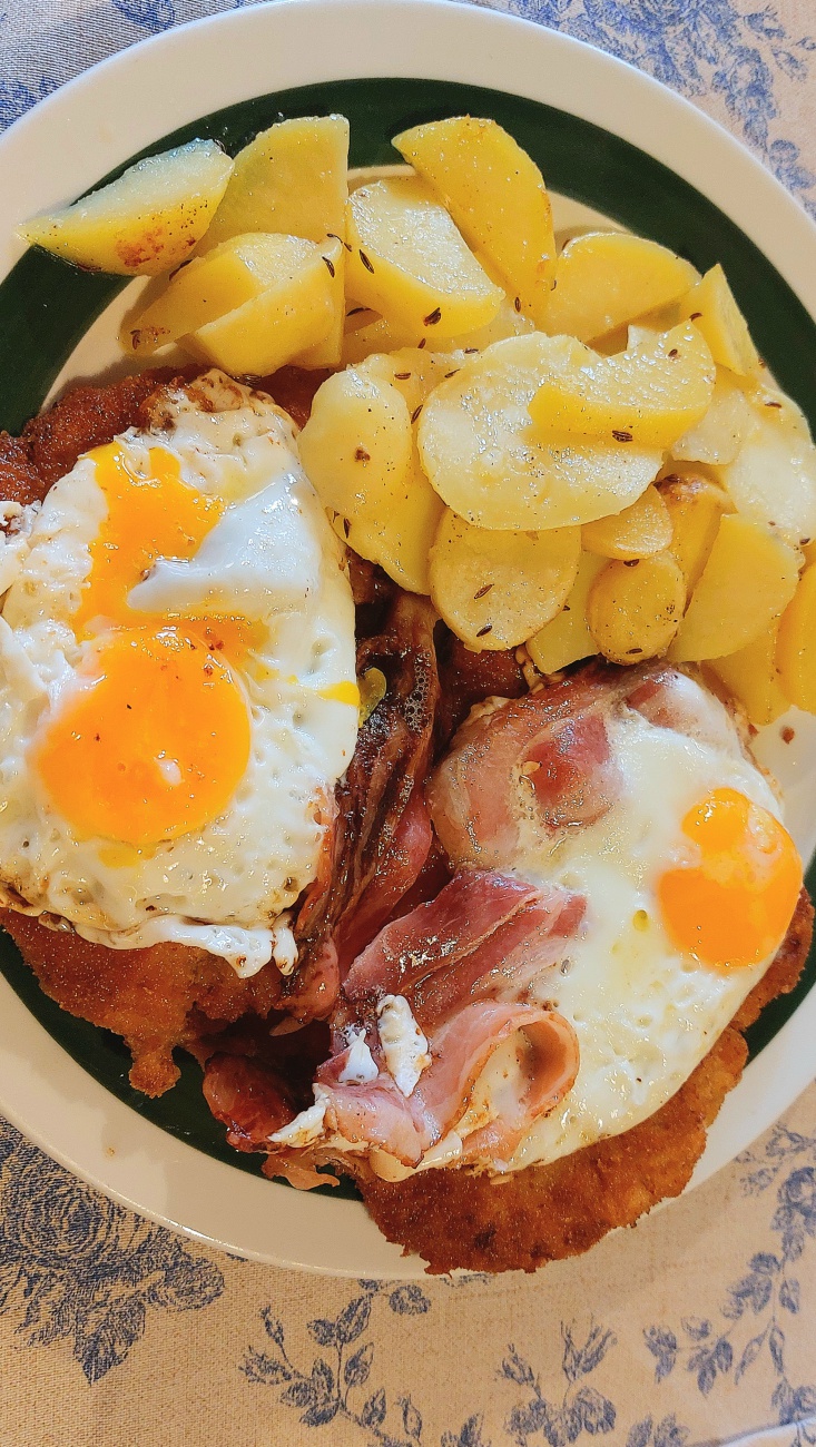 Foto: Martin Zehrer - Das GROßVATER-SCHNITZEL im Roten Ross, in Erbendorf. <br />
Ein Mittagessen-Traum... ;-)<br />
<br />
Eine wunderschön und im historischen Stil gehaltene Gaststätte, am Stadtplatz von E 