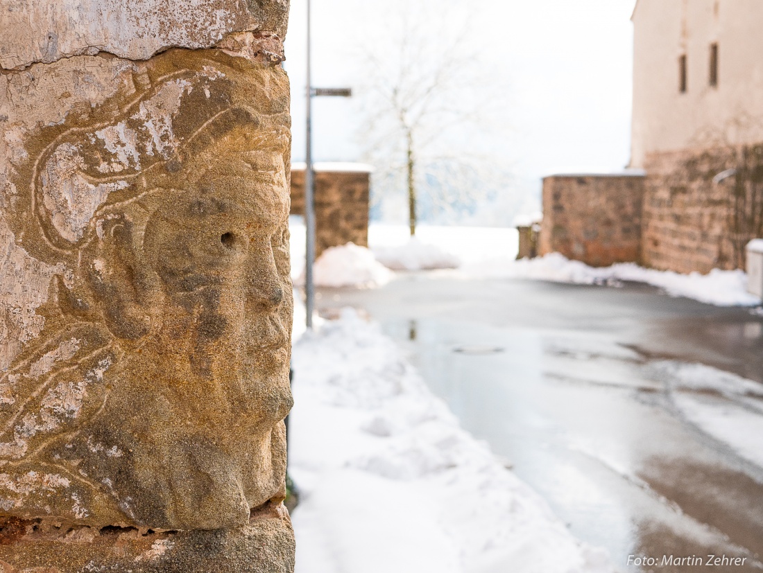 Foto: Martin Zehrer - Wunderschön und etwas mystisch... ein in Sandstein gemeißelter Kopf in Neustadt am Kulm. 