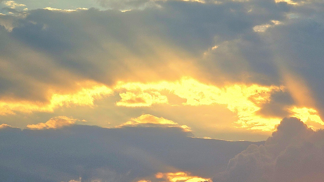 Strahlendes Wolkenloch...