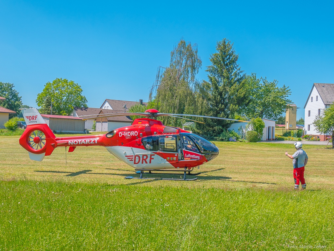 Foto: Martin Zehrer - Noch mal kurz geguckt und dann Daumen hoch. Kurz vor dem Start des Hubschrauber wird sicherheitshalber nochmal ein Blick um das Fluggerät gemacht.<br />
<br />
Radtour von Kemnath  